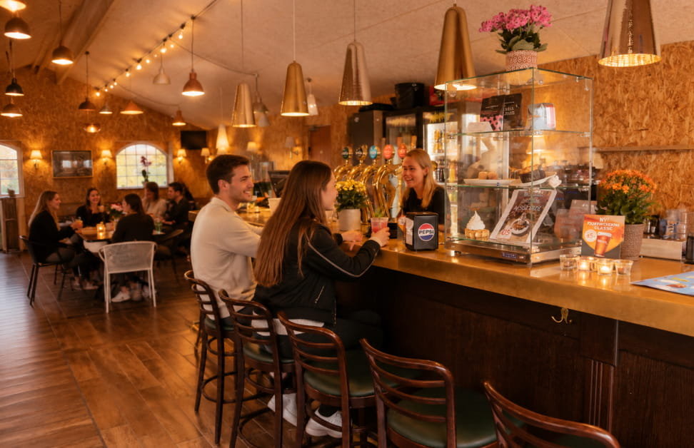 Gæster til Sunset Nights i caféen
